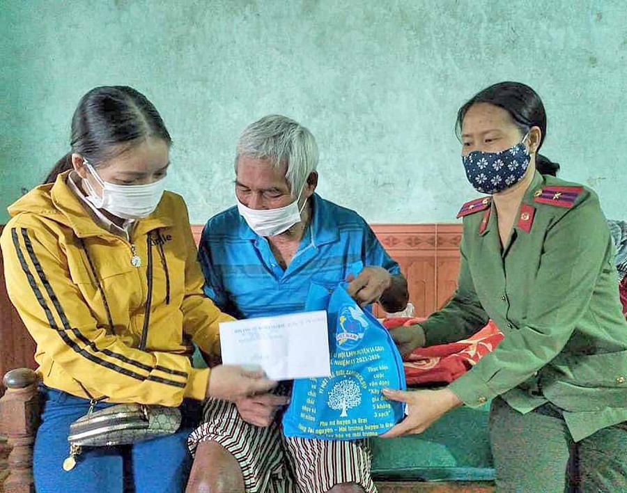 Hội LHPN huyện Ia Grai thăm, tặng quà các đình chính sách thể hiện đạo lý uống nước nhớ nguồn