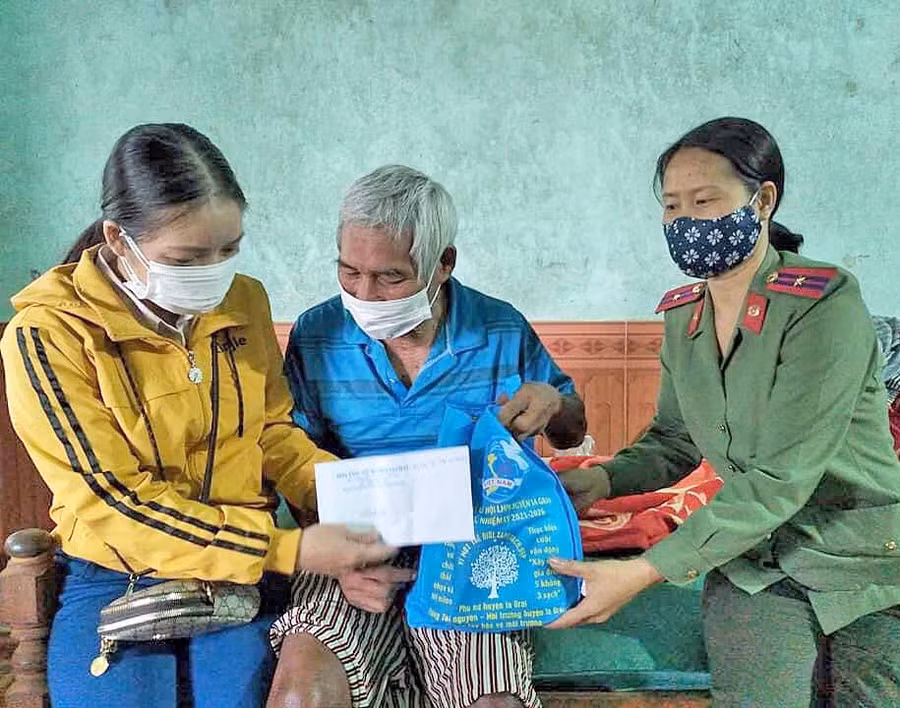 Hội LHPN huyện Ia Grai thăm, tặng quà các đình chính sách thể hiện đạo lý uống nước nhớ nguồn