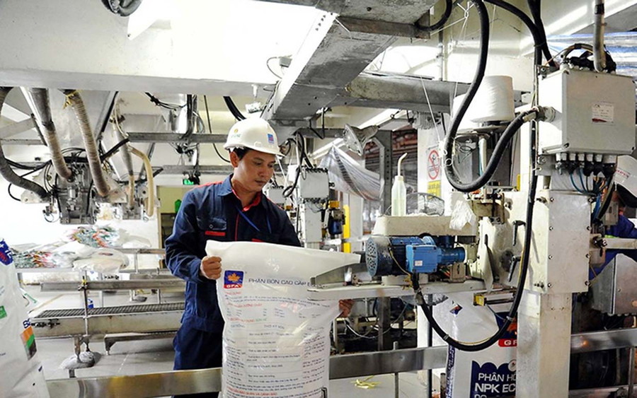 Sản xuất tại Công ty cổ phần Phân bón dầu khí Cà Mau - PVCFC (Ðạm Cà Mau). Ảnh: HUỲNH THẾ ANH Sản xuất tại Công ty cổ phần Phân bón dầu khí Cà Mau - PVCFC (Ðạm Cà Mau). Ảnh: HUỲNH THẾ ANH