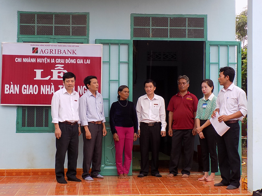 Chi nhánh Ngân hàng Nông nghiệp và PTNT huyện Ia Grai bàn giao nhà tình nghĩa cho gia đình chính sách tại xã Ia Bă năm 2020. (1829)