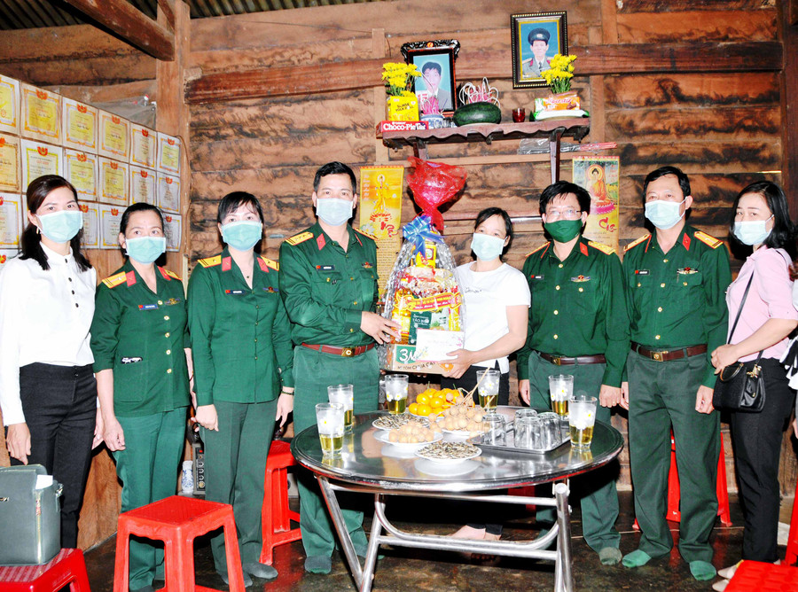 Lãnh đạo Binh đoàn 15 tặng quà cho các hộ có hoàn cảnh khó khăn. Ảnh: Vĩnh Hoàng