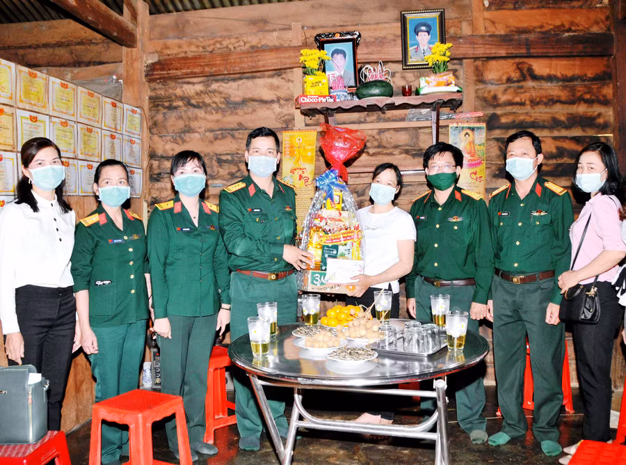 Lãnh đạo Binh đoàn 15 tặng quà cho các hộ có hoàn cảnh khó khăn. Ảnh: Vĩnh Hoàng