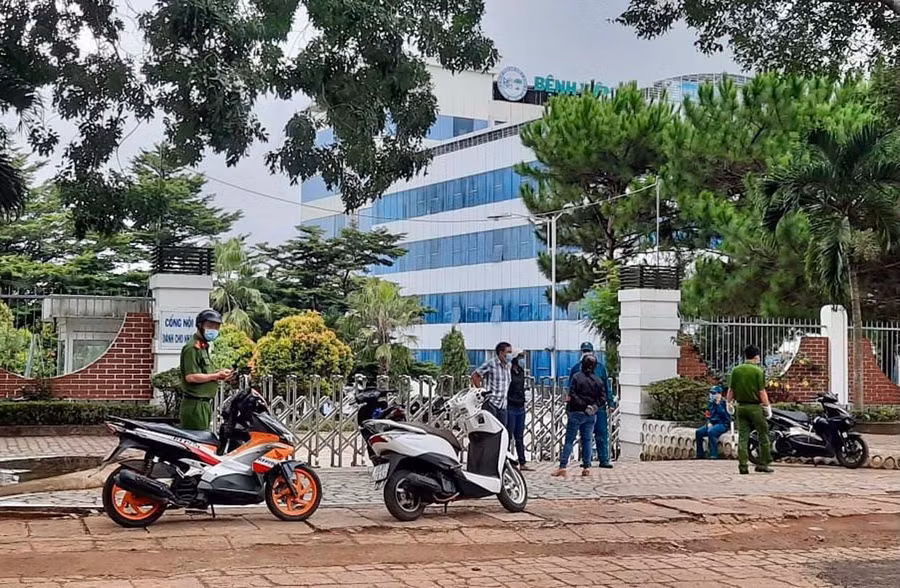Lực lượng chức năng tiến hành khoanh vùng tạm thời 12 giờ đối với Bệnh viện Đại học Y Dược Hoàng Anh Gia Lai để phòng-chống dịch. Ảnh: Như Nguyện