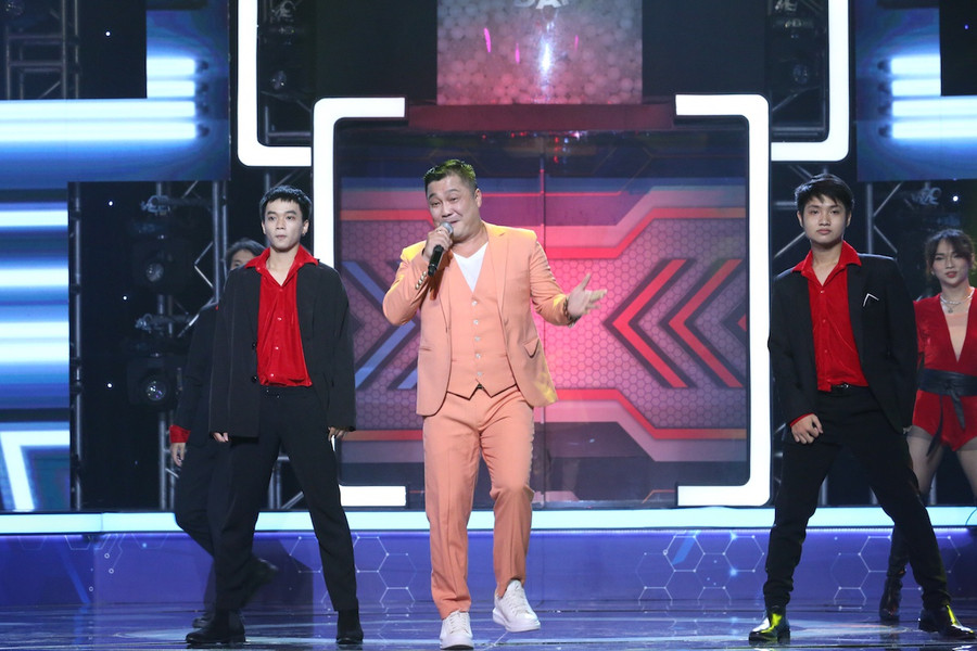 Lý Hùng khoe giọng hát ấn tượng trên sân khấu Bộ 3 siêu đẳng. ẢNH: BTC