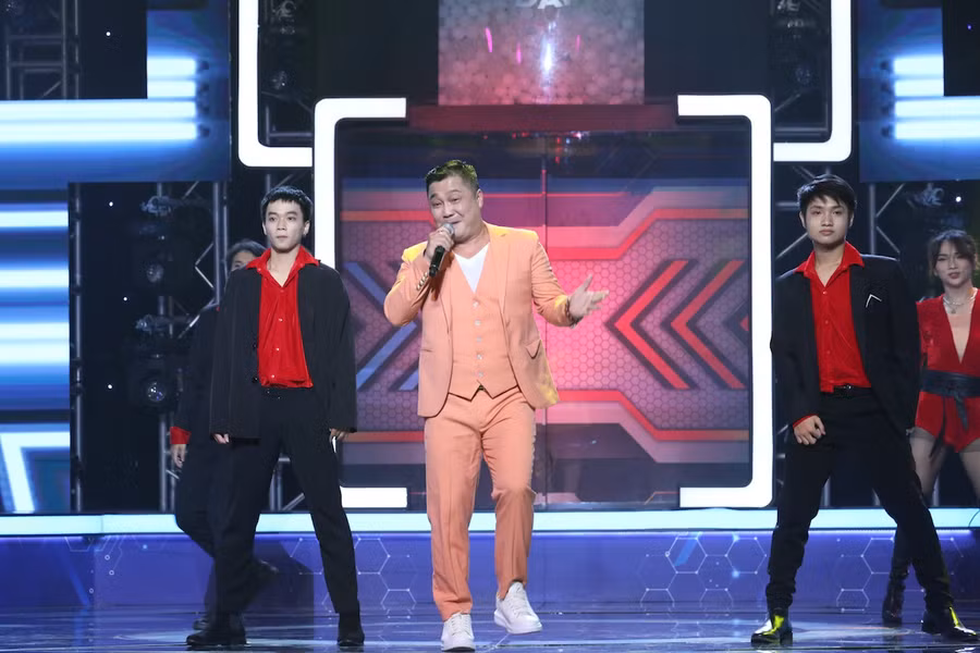 Lý Hùng khoe giọng hát ấn tượng trên sân khấu Bộ 3 siêu đẳng. ẢNH: BTC