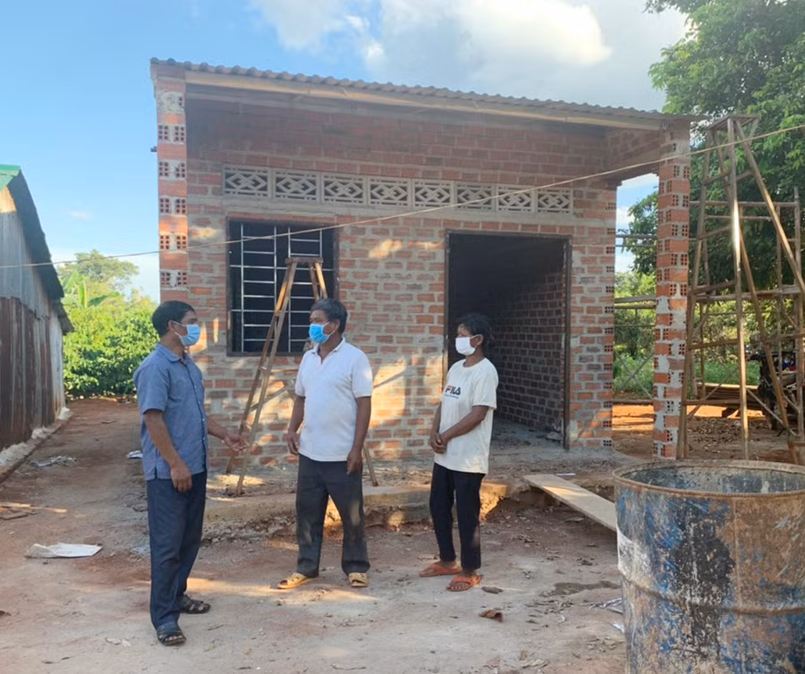 Ông Rơ Mah Huôl (ở giữa; làng Ấp, xã Ia Kriêng) chia sẻ niềm vui khi được Hội Cựu chiến binh huyện Đức Cơ hỗ trợ xây nhà mới. Ảnh: Nhật Hào Cựu chiến binh Rơ Mah Huôl (người đứng giữa) ở làng Ấp, xã Ia Kriêng trò chuyện về căn nhà sắp hoàn thành của gia đình. Ảnh: Nhật Hào