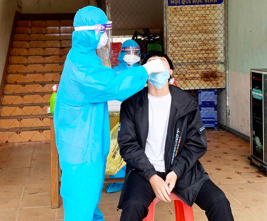 Y-bác sĩ lấy mẫu xét nghiệm cho cán bộ, giáo viên Trường THPT Lê Thánh Tông (thị xã Ayun Pa). Ảnh: Vũ Chi Lực lượng y-bác sĩ lấy mẫu xét nghiệm cho cán bộ, giáo viên Trường THPT Lê Thánh Tông (thị xã Ayun Pa).Ảnh.Vũ Chi