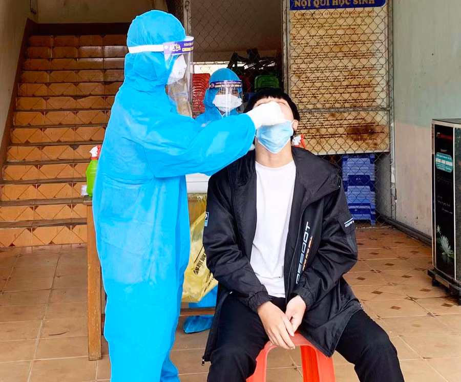 Lực lượng y-bác sĩ lấy mẫu xét nghiệm cho cán bộ, giáo viên Trường THPT Lê Thánh Tông (thị xã Ayun Pa).Ảnh.Vũ Chi