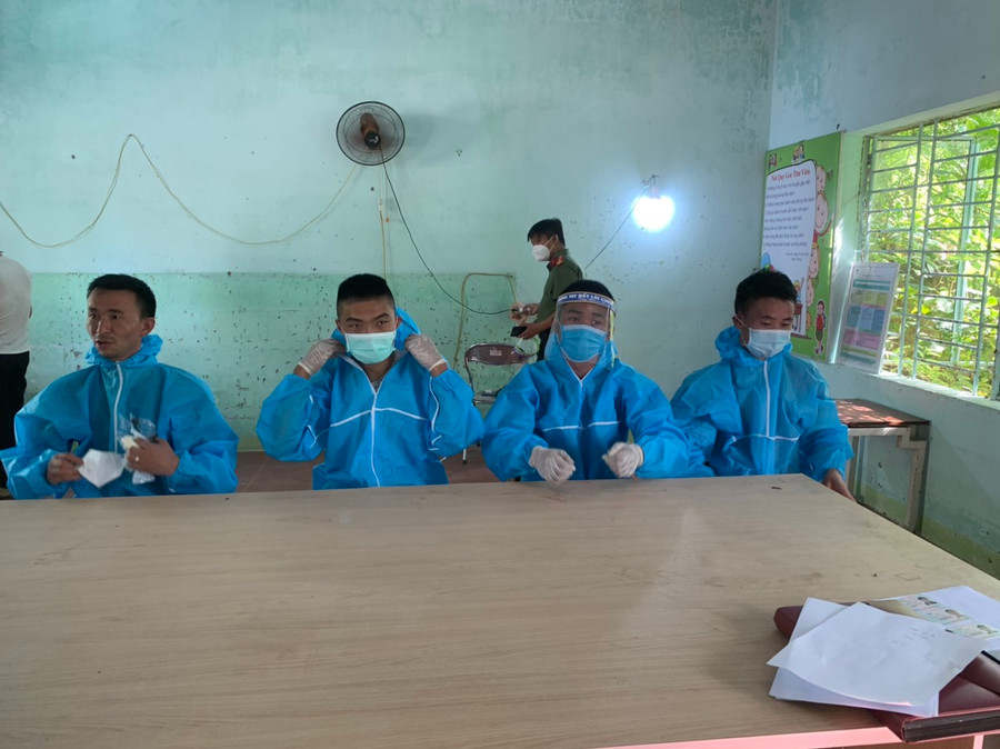 4 người Trung Quốc bị phát hiện tại xã Hòa Liên - ẢNH: NGUYỄN TÚ 4 người Trung Quốc bị phát hiện tại xã Hòa Liên - ẢNH: NGUYỄN TÚ