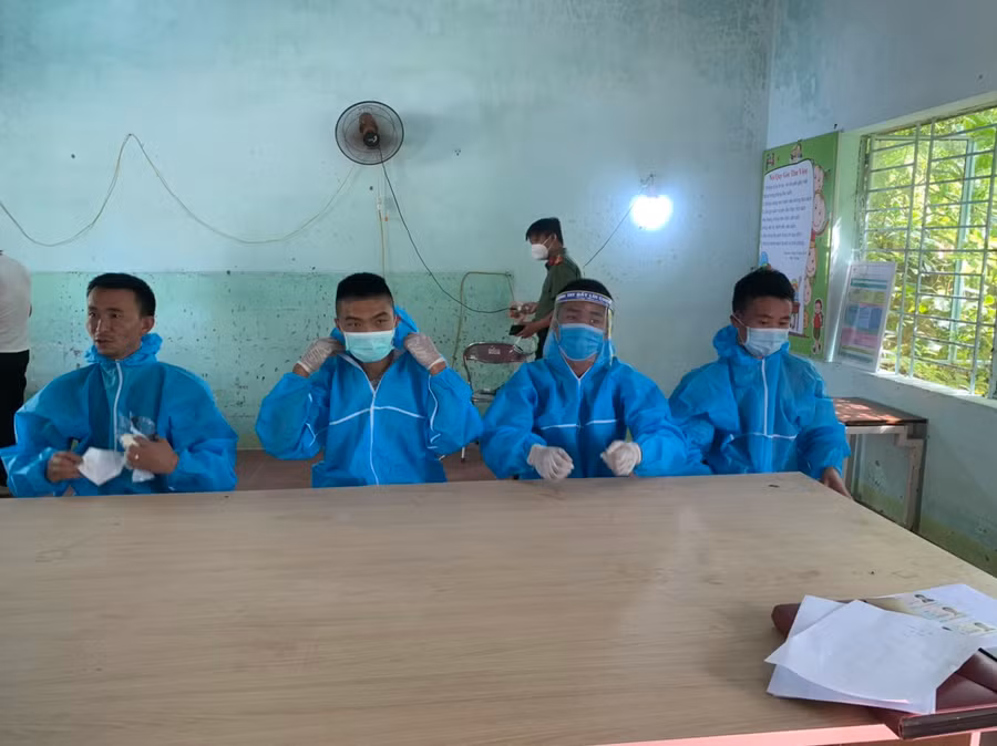 4 người Trung Quốc bị phát hiện tại xã Hòa Liên - ẢNH: NGUYỄN TÚ