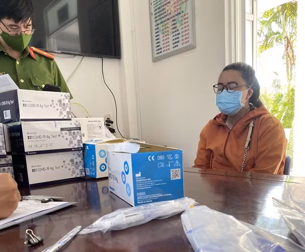 Đối tượng Nguyễn Thị Xuân tại Công an thành phố Tuy Hòa (Phú Yên). (Ảnh: TTXVN phát)