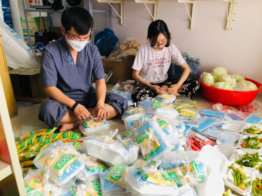 Nhóm anh Nguyễn Thanh Tâm nấu cơm gửi tặng bà con khó khăn trong giãn cách xã hội. Ảnh: NVCC
