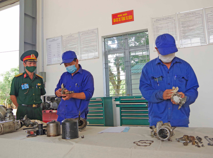 Thi thực hành sửa chữa một số chi tiết trên xe ô tô. Ảnh: V.D.H