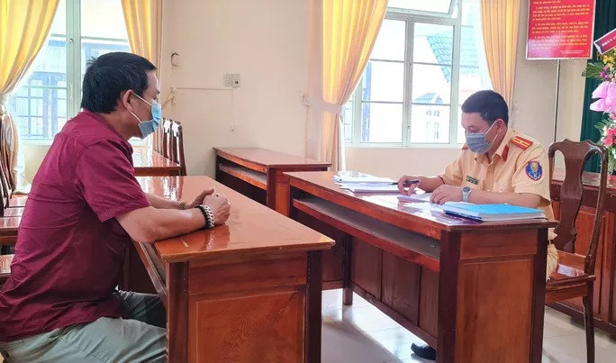 Tài xế Mai Văn Hoạt làm việc với cơ quan chức năng tỉnh Lâm Đồng.