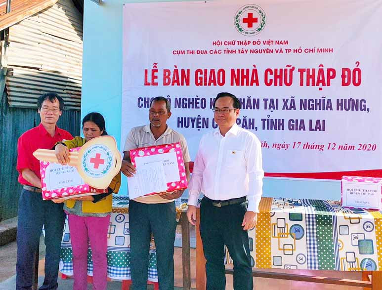 Phó Chủ tịch Trung ương Hội CTĐ Việt Nam Vũ Thanh Lưu (bìa phải) trao tặng nhà CTĐ cho gia đình ông Kpă Kraih, làng Bui, xã Nghĩa Hưng, huyện Chư Păh (ảnh chụp tháng 12-2020). Ảnh: Hồng Ngọc