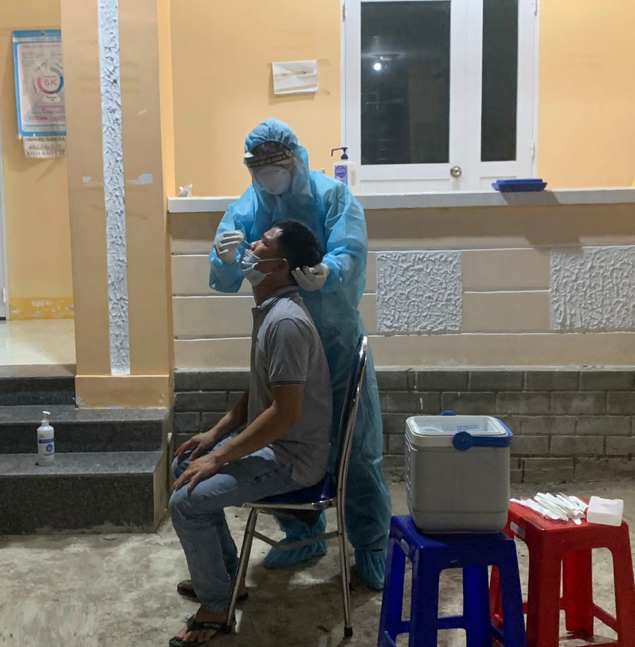 Trung tâm Kiểm soát bệnh tật tỉnh lấy mẫu xét nghiệm các trường hợp F2 tại phường Sông Bờ (thị xã Ayun Pa) ngay trong đêm 16-7. Ảnh: Vũ Chi Trung tâm Kiểm soát bệnh tật tỉnh lấy mẫu xét nghiệm các trường hợp F2 tại phường Sông Bờ (thị xã Ayun Pa) ngay trong đêm 16-7. Ảnh: Vũ Chi