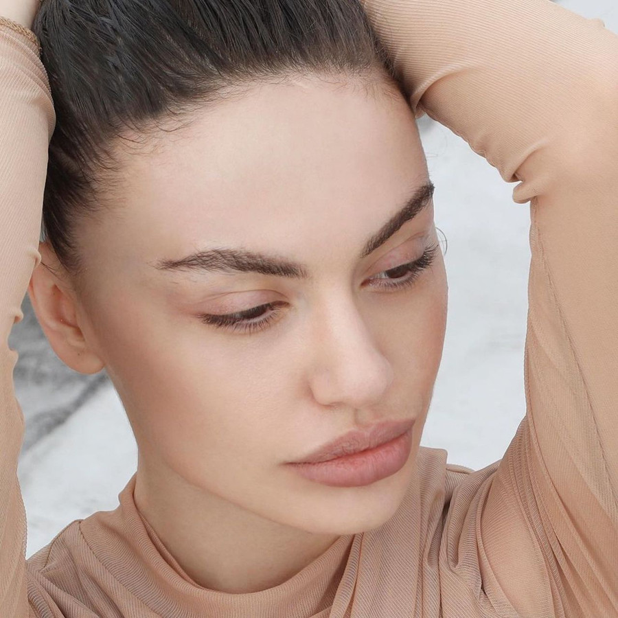 Ina Dajci năm nay 27 tuổi, cùng với nhan sắc mang nét kiêu sa, quyến rũ, cô gây ấn tượng với công việc độc đáo đang làm. Người đẹp 9X đã rời Tirana (Albania) đến Mỹ du học năm 18 tuổi và theo đuổi lĩnh vực kiến trúc - lịch sử nghệ thuật. Lên năm ba đại học, nàng hậu bắt đầu làm việc với tư cách một kiến trúc sư, có cơ hội thực hiện các dự án ở Bắc Mỹ, Nam Mỹ và châu Á. ẢNH: INSTAGRAM NV