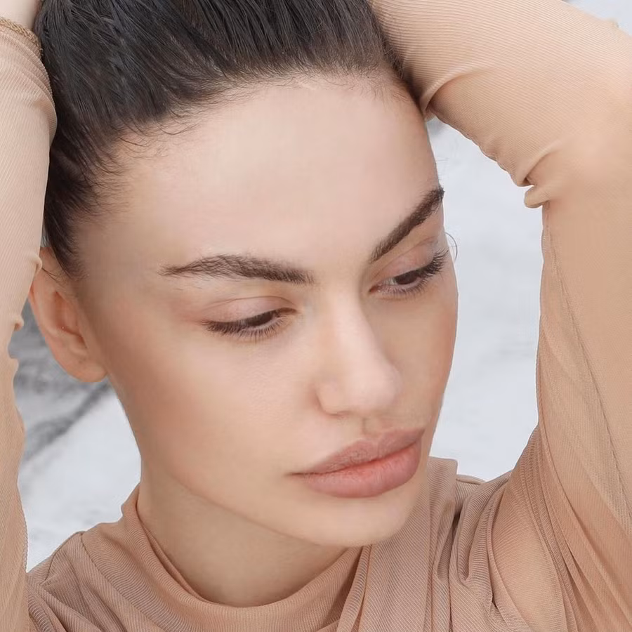 Ina Dajci năm nay 27 tuổi, cùng với nhan sắc mang nét kiêu sa, quyến rũ, cô gây ấn tượng với công việc độc đáo đang làm. Người đẹp 9X đã rời Tirana (Albania) đến Mỹ du học năm 18 tuổi và theo đuổi lĩnh vực kiến trúc - lịch sử nghệ thuật. Lên năm ba đại học, nàng hậu bắt đầu làm việc với tư cách một kiến trúc sư, có cơ hội thực hiện các dự án ở Bắc Mỹ, Nam Mỹ và châu Á. ẢNH: INSTAGRAM NV