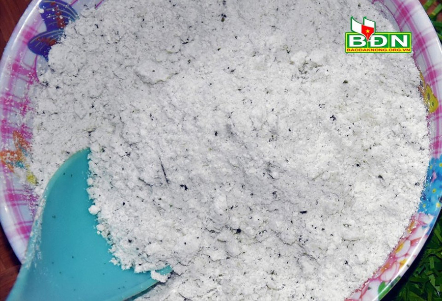 Bột gạo lá Rnhao - nguyên liệu không thể thiếu trong món canh bồi của người M'nông.