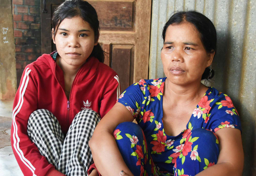 Với chị Huyn (bìa phải), con gái người thiếu niên du kích năm xưa, điều lớn lao nhất mà 2 anh em chị còn giữ được đến giờ chính là niềm tự hào về người cha đã khuất (ảnh Phương Duyên)