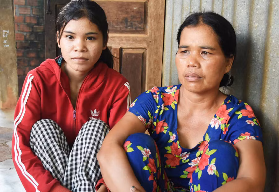 Với chị Huyn (bìa phải), con gái người thiếu niên du kích năm xưa, điều lớn lao nhất mà 2 anh em chị còn giữ được đến giờ chính là niềm tự hào về người cha đã khuất (ảnh Phương Duyên)