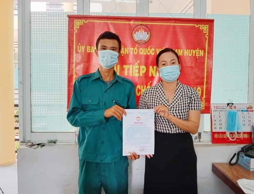 Anh Nguyễn Thanh Tú nhận thư cảm ơn của Ủy ban MTTQ Việt Nam huyện về đóng góp, ủng hộ cho công tác phòng-chống dịch Covid-19 Ảnh Ngọc Anh