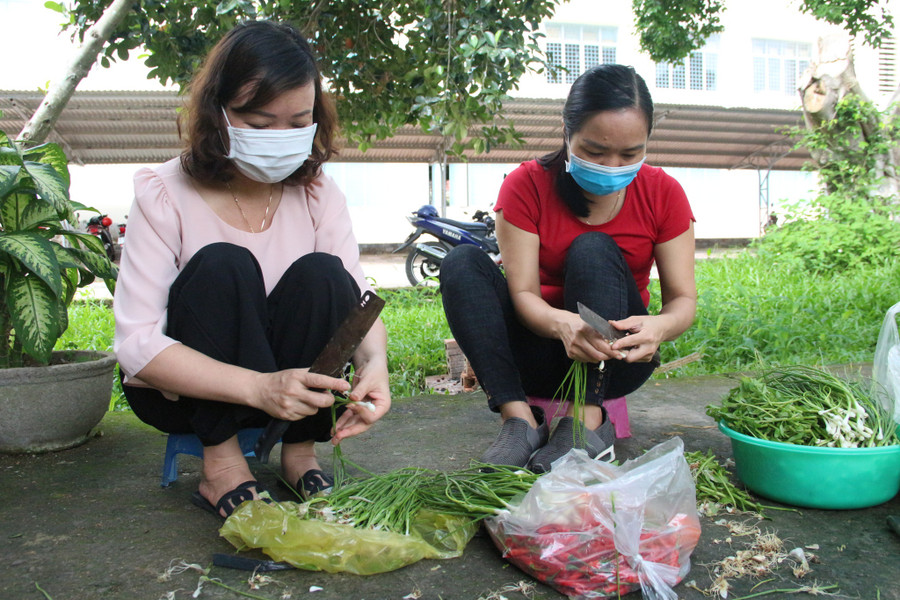 Các cô giáo phục vụ hậu cần tại khu cách ly. ẢNH: ĐỨC NHẬT Các cô giáo phục vụ hậu cần tại khu cách ly. ẢNH: ĐỨC NHẬT