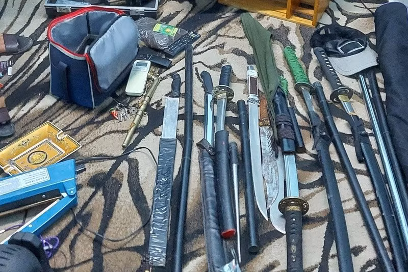  Súng đạn và nhiều mã tấu thu giữ tại nơi ở của nhóm người trên. Ảnh: CACC