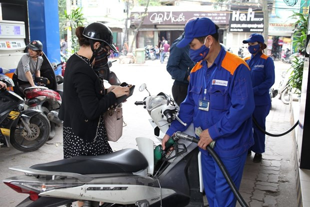 Nhân viên Petrolimex đang bán xăng cho khách hàng. (Ảnh: Đức Duy/Vietnam+) Nhân viên Petrolimex đang bán xăng cho khách hàng. (Ảnh: Đức Duy/Vietnam+)