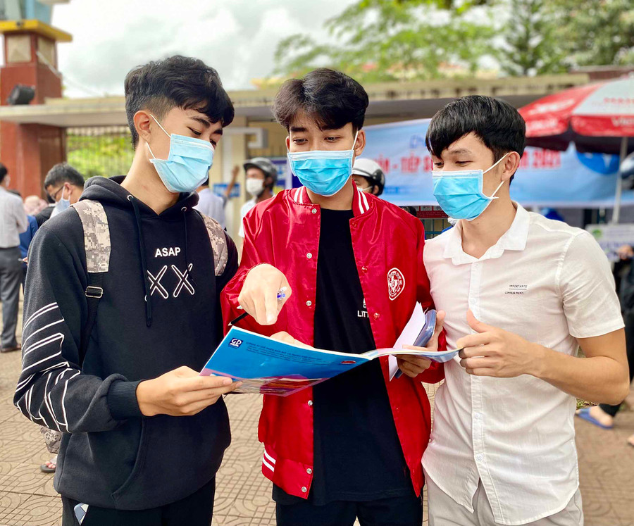 Thí sinh tự do Hoàng Đức Đạo (bìa trái) phấn khởi trao đổi bài với bạn sau khi hoàn thành môn thi cuối cùng của kỳ thi. Ảnh Hồng Thi