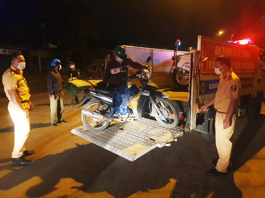  Người về quê bị hỏng xe ở đèo Hải Vân được CSGT TP.Đà Nẵng cho xe trung chuyển tìm nơi sửa chữa, tiếp tục hành trình- ẢNH: N.T