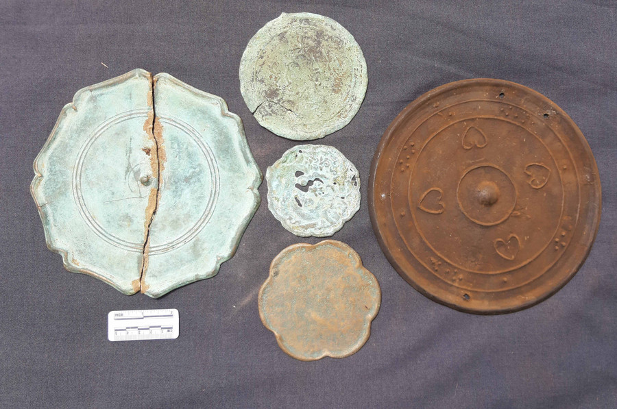  Bộ sưu tập gương đồng 5 chiếc của gia đình anh Hưng. Ảnh: Nguyễn Quang Tuệ