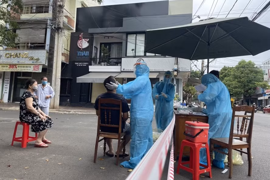 Lực lượng y tế tiến hành xét nghiệm cho người dân khu dân cư có ca nhiễm COVID-19. Ảnh minh họa: B.T