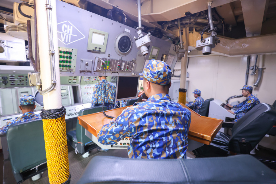 Làm chủ vũ khí - trang thiết bị mới trên tàu hộ vệ săn ngầm. ẢNH: NGÔ TRẦN HẢI AN