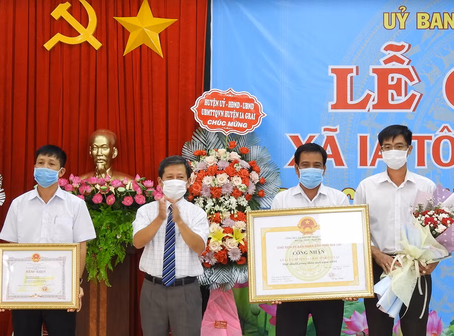 Trao Bằng công nhận xã Ia Tô đạt chuẩn Nông thôn mới