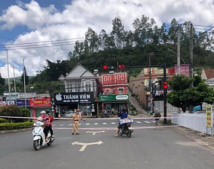 Từ trưa 10.7 tỉnh Lâm Đồng phong tỏa TT.Thạnh Mỹ để phòng chống dịch Covid-19. ẢNH: LÂM VIÊN