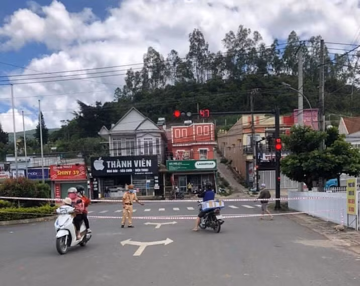 Từ trưa 10.7 tỉnh Lâm Đồng phong tỏa TT.Thạnh Mỹ để phòng chống dịch Covid-19. ẢNH: LÂM VIÊN