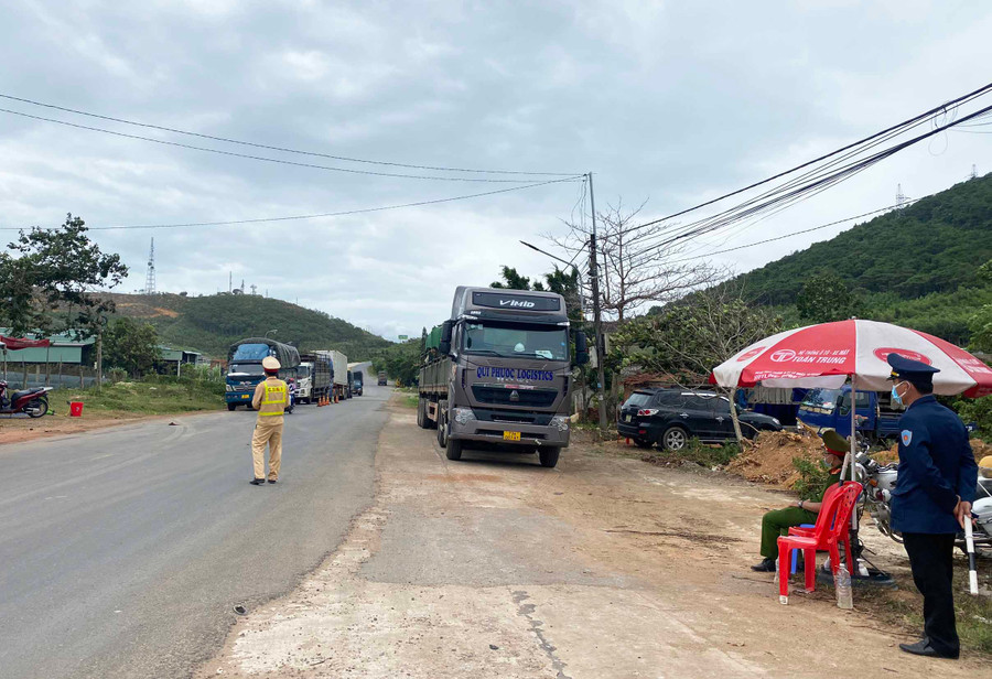 lực lượng CSGT tại chốt kiểm soát dịch Covid-19 tài đèo An Khê đang phân luồng giao thông