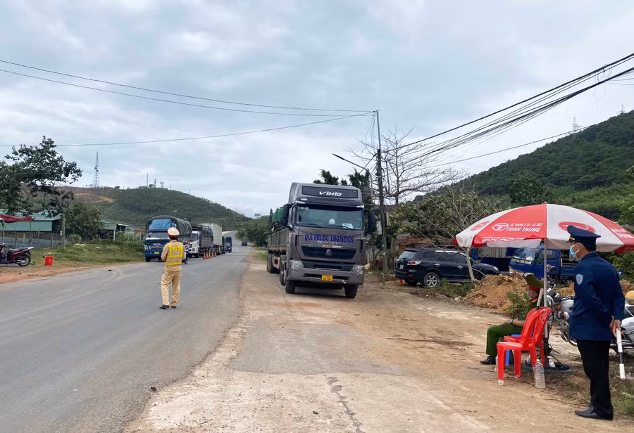 lực lượng CSGT tại chốt kiểm soát dịch Covid-19 tài đèo An Khê đang phân luồng giao thông