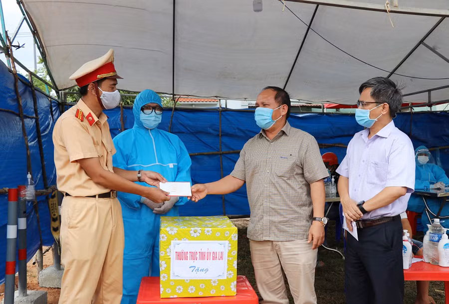 Phó Bí thư Tỉnh ủy Rah Lan Chung (thứ 3 từ trái sang) thăm, tặng quà chốt kiểm soát phòng-chống dịch Covid-19 trên quốc lộ 19 tại xã Song An, thị xã An Khê. Ảnh: Phương Linh Đồng chí Rah Lan Chung-Phó Bí thư Tỉnh ủy, Trưởng ban Nội chính Tỉnh ủy thăm và tặng quà chốt kiểm soát phòng-chống dịch Covid-19 tỉnh trên quốc lộ 19 tại xã Song An, thị xã An Khê. Ảnh: Phương Linh