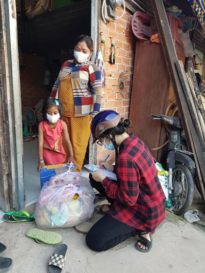 Quà tặng của những người hảo tâm ở Hà Nội được trao tận tay người nghèo gặp khó khăn tại TP HCM. (Ảnh do nhóm thiện nguyện cung cấp)