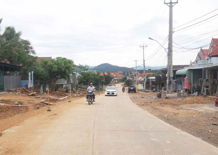 Tuyến đường Lê Văn Tám nối trung tâm thị trấn Kbang với đường Trường Sơn Đông được nâng cấp, mở rộng tạo điểm nhấn tại cửa ngõ đô thị. Ảnh: Minh Nguyễn