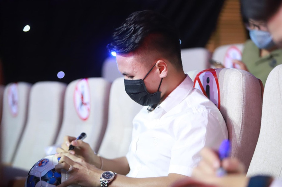 Các tuyển thủ đội tuyển Việt Nam tham gia lễ bốc thăm trực tuyến vòng loại thứ 3 World Cup 2022.