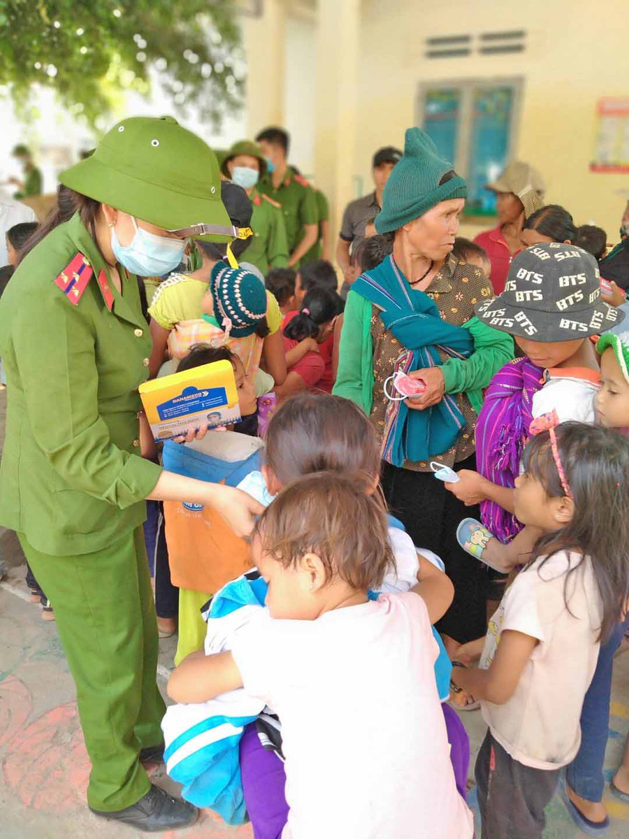 Phụ nữ Trại giam Gia Trung phát khẩu trang cho bà con làng Kon Brung (xã Ayun) để phòng-chống dịch Covid-19. Ảnh: Hà Phương