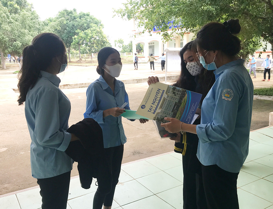 Nhóm thí sinh Trường THPT Pleime (xã Ia Ga, huyện Chư Prông) trao đổi đề thi môn Ngữ Văn. Ảnh: Nguyễn Diệp Nhóm thí sinh Trường Pleime (xã Ia Ga, huyện Chư Prông) trao đổi đề thi môn Ngữ Văn. Ảnh: Nguyễn Diệp