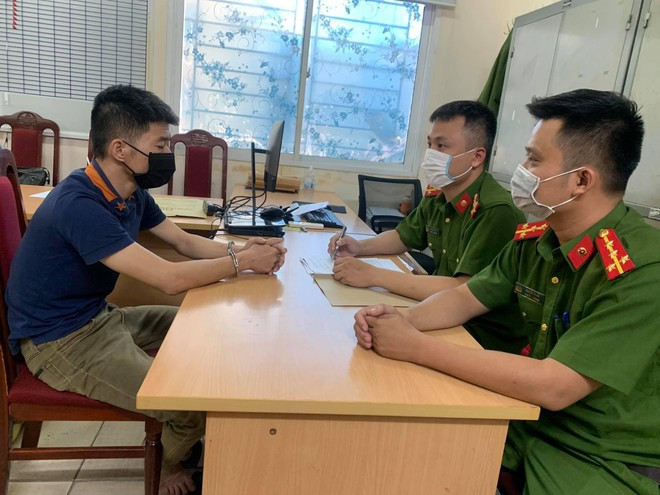 Công an lấy lời khai của Nguyễn Thành Minh. Ảnh CACC Công an lấy lời khai của Nguyễn Thành Minh. Ảnh CACC