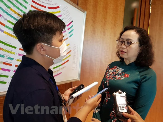 Đại biểu Cao Thị Xuân, Phó Chủ tịch Hội đồng Dân tộc của Quốc hội trao đổi với phóng viên Báo Điện tử VietnamPlus. (Ảnh: Vũ Võ/Vietnam+)