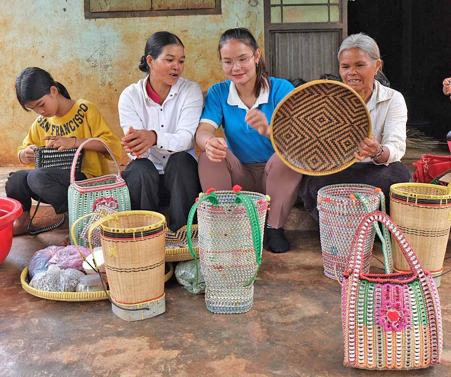 Sự trao truyền nghề thủ công truyền thống giữa các thế hệ trong gia đình chị Rơ Mah Suin góp phần bảo tồn bản sắc văn hóa một cách bền vững. JPG