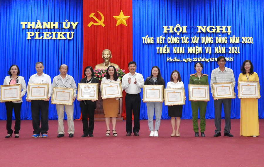  Ban Thường vụ Thành ủy Pleiku tặng giấy khen các đảng viên hoàn thành xuất sắc nhiệm vụ 5 năm liền (ảnh chụp tháng 1-2021). Ảnh: Thanh Nhật