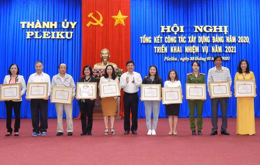  Ban Thường vụ Thành ủy Pleiku tặng giấy khen các đảng viên hoàn thành xuất sắc nhiệm vụ 5 năm liền (ảnh chụp tháng 1-2021). Ảnh: Thanh Nhật